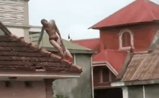 Khoảnh khắc thanh niên xăm trổ ôm con leo lên nóc nhà 3 tầng, nhảy qua mái nhà rồi tung bé xuống dưới