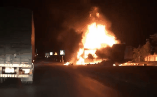 Xe đầu kéo bất ngờ cháy trơ khung trước trạm CSGT khi bị lập lỗi quá tải