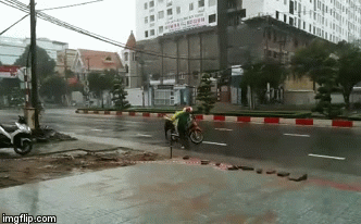 Giông lốc kinh hoàng thổi bay người, xe máy sau nhiều giờ bão Usagi đổ bộ