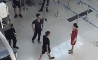 Vụ đạp ngã nhân viên hàng không: Người tham gia đánh nói gì?