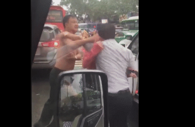 Va chạm giao thông, hai người đàn ông lao vào đánh nhau kinh hoàng dưới trời mưa 