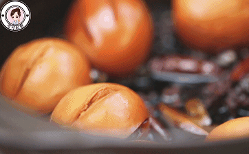 Mẹ chồng thấy tôi đổ cả chai bia vào trứng luộc liền lắc đầu ngao ngán, đến khi ăn lại khen lấy khen để