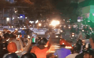 Nẹt pô cổ vũ quá hăng, siêu xe Lamborghini bốc cháy giữa dòng 'bão' ăn mừng ĐT Việt Nam