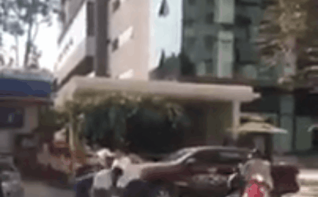 Sau va chạm giao thông, lái xe 4 chỗ đập đầu tài xế taxi vào kính hậu