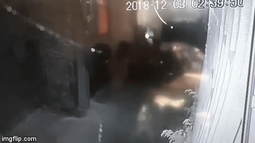 Nghi mâu thuẫn làm ăn, giám đốc doanh nghiệp bị nhóm người bịt mặt ném bom xăng vào nhà