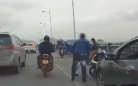 Không được nhường đường ở làn 2 bánh, tài xế ô tô lao xuống đánh thanh niên đi xe máy 