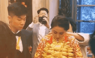 Cô dâu được trao vàng 'khủng' nặng trĩu hết tay, cả người chói lóa