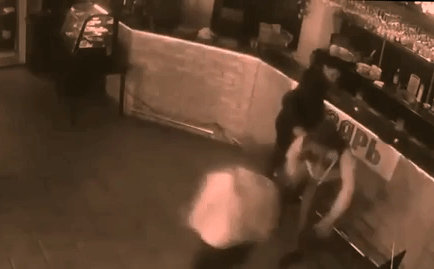 Sàm sỡ nữ phục vụ xinh đẹp, 'yêu râu xanh' bị hạ gục chỉ bằng cuốn menu