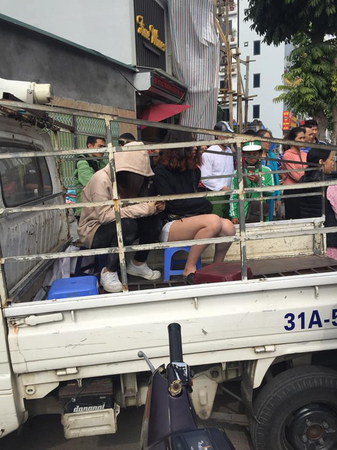 Nghi bị đánh ghen, nữ nhân viên thẩm mỹ viện ngất trên phố Hà Nội 2