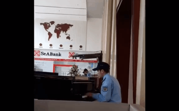 Clip chứng tỏ khí chất con người không nằm ở trang phục hay nghề nghiệp