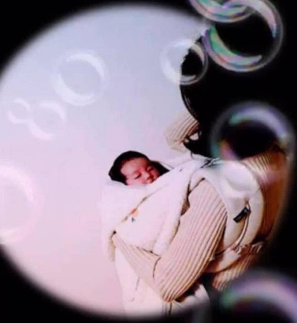 Hé lộ hình ảnh hiếm hoi đầu tiên của quý tử nhà Hyun Bin và Son Ye Jin? - Ảnh 1