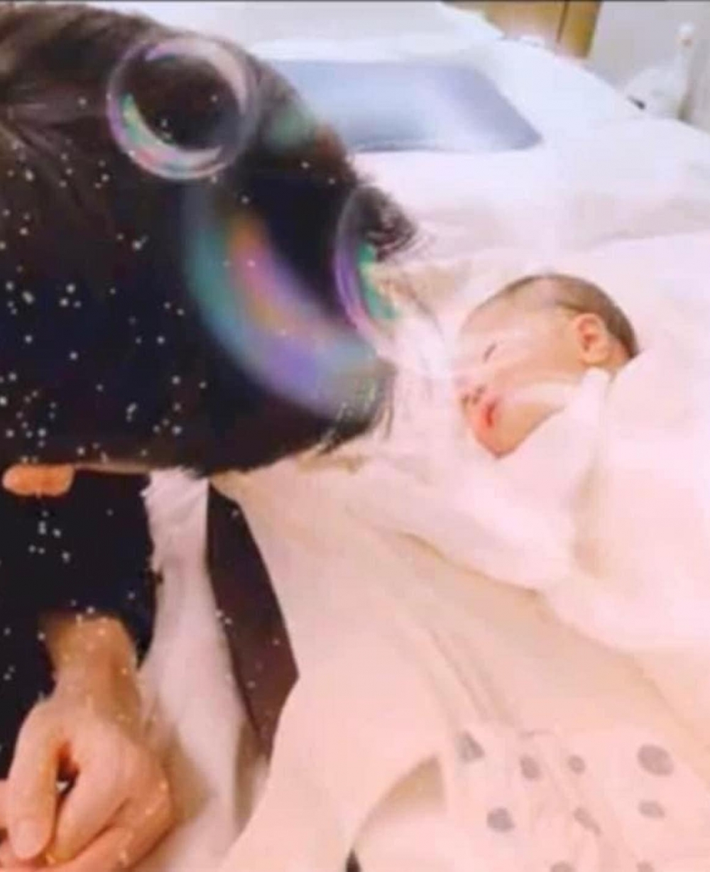 Hé lộ hình ảnh hiếm hoi đầu tiên của quý tử nhà Hyun Bin và Son Ye Jin? - Ảnh 2