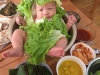 Gia đình Trung Quốc đặt con vào giữa bát salad