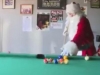 Ông già Noel diễn khả năng chơi bi-a tuyệt đỉnh