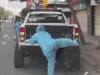 Khoảnh khắc nữ tình nguyện viên chật vật leo lên xe bán tải để đi làm nhiệm vụ 'gây bão' MXH