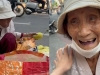 Cụ bà mang 15 quả xoài từ quê lên Sài Gòn để bán lấy tiền mua thuốc, sự lạc quan khiến ai cũng thấy ấm áp
