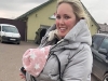 Cặp đôi vác con 4 ngày tuổi đi bộ dưới giá lạnh thoát khỏi vùng chiến sự Ukraine