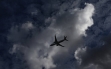 9 thanh niên dùng ảnh thảm họa hàng không dọa hành khách khiến máy bay phải quay đầu