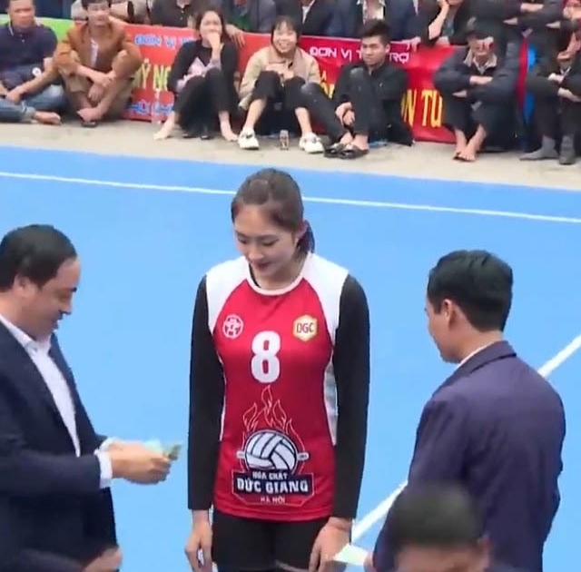 Video: Khán giả Bắc Ninh cầm xấp tiền 'thưởng nóng' cho VĐV ngay trong trận đấu