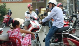 Cò vé mặc đồng phục nhân viên đường sắt chèo kéo khách