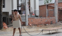 Lý Hải thành kẻ nát rượu bị vợ xích vào chân giường 