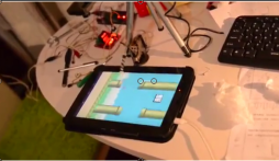 Cận cảnh robot chơi Flappy Bird siêu đỉnh 