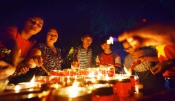 Người dân thắp nến tưởng nhớ Đại tướng Võ Nguyên Giáp