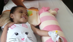 Bé gái 4 tuổi bị mẹ và cha dượng hành hạ đã xuất viện