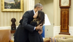 Nữ y tá gốc Việt khỏi Ebola được Tổng thống Obama ôm chầm
