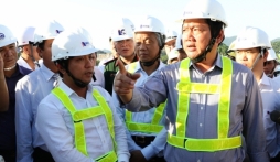 Bộ trưởng Đinh La Thăng: “Một đồng cũng không được, ai phá đường thì đền”