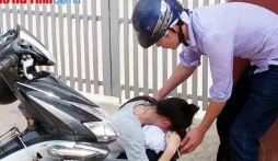 Bố đột ngột qua đời, thí sinh đến thi muộn khóc nghẹn