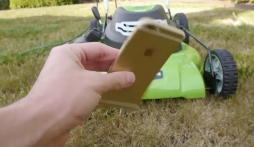 Hủy hoại iPhone 6 siêu 'dị' với máy cắt cỏ
