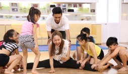 Bước nhảy hoàn vũ nhí: Minh Hằng, Thủy Tiên mướt mồ hôi tập nhảy cho học trò