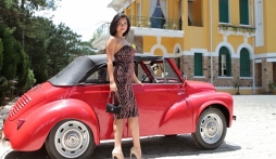 Á hậu Hoàng My thăm dinh thự vua Bảo Đại