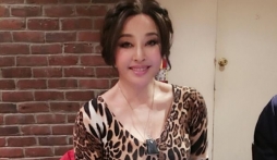 Lưu Hiểu Khánh ấn tượng với vẻ đẹp gợi cảm ở tuổi 65