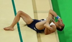 Video: VĐV thể dục dụng cụ Pháp gẫy đôi chân tại Olympic 2016