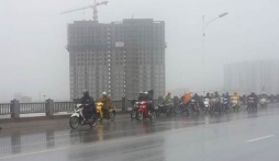 Video: Người đi xe máy bị gió quật đổ, áo mưa bị bão thổi bay