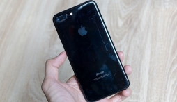 Sau 2 ngày sử dụng, iPhone 7 Jet Black trầy xước