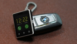 Chiêm ngưỡng Smart Phone có kích thước chỉ bằng móc chìa khóa