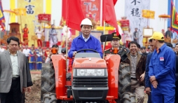 Chủ tịch nước sử dụng máy cày thay trâu ở lễ hội Tịch Điền