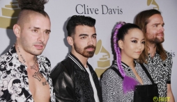 Sao Hollywood gợi cảm trên thảm đỏ Grammy 2017