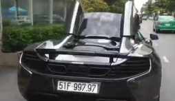 Màn trình diễn hút mắt đóng mở mui siêu xe McLaren của Cường Đô la trên phố