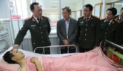 Thứ trưởng Bộ Công an thăm cán bộ CSGT bị ô tô 'điên' tông khi đang xử lý tai nạn