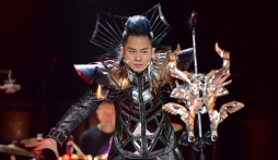 Tùng Dương tiết lộ lý do 1 chiếc áo mặc đi biểu diễn đến 8 lần