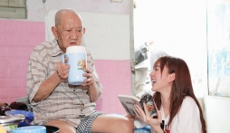 Trang Nemo tiết lộ tình trạng sức khỏe NS Mạc Can, biểu cảm hớn hở gây tranh cãi