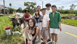 Các con của Bằng Kiều lạ lẫm trong lần đầu tiên về Việt Nam