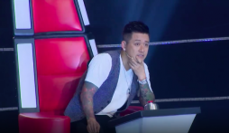 Tuấn Hưng thất thế liên tục bị 'chèn ép' trên ghế nóng The Voice