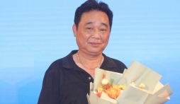 NSƯT Quốc Khánh: 'Những năm cuối đời, mẹ không nhắc tôi lấy vợ nữa'