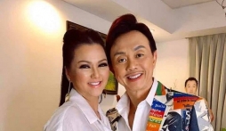 Gần 2 năm Chí Tài qua đời, khán giả ứa nước mắt trước hành động một lòng hướng về chồng của ca sĩ Phương Loan