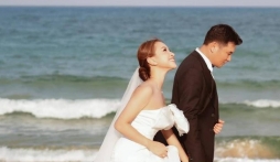 'Chị đẹp' Vân Hugo phát thiệp hồng, báo hỷ sự sau nhiều năm mặn nồng bên chồng doanh nhân